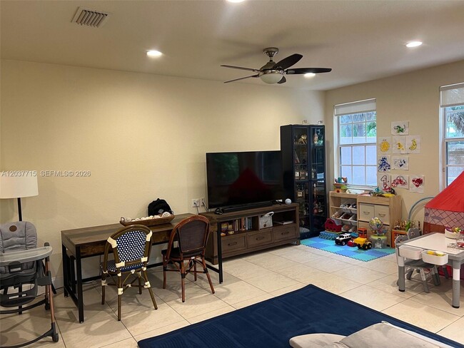 Building Photo - 280 Las Brisas Cir