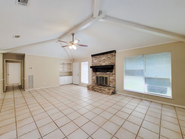 Building Photo - RECENTLY REMODELED 4 BEDROOM 2 BATH HOME I...