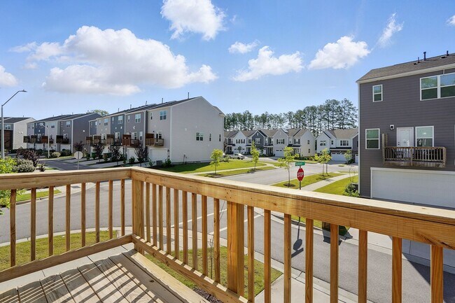 Building Photo - GREAT END UNIT IN CARY! Come see it today!