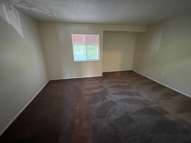 Building Photo - Large 2 Bedroom, 1 1/2 Bathroom Condo Available Immediately!