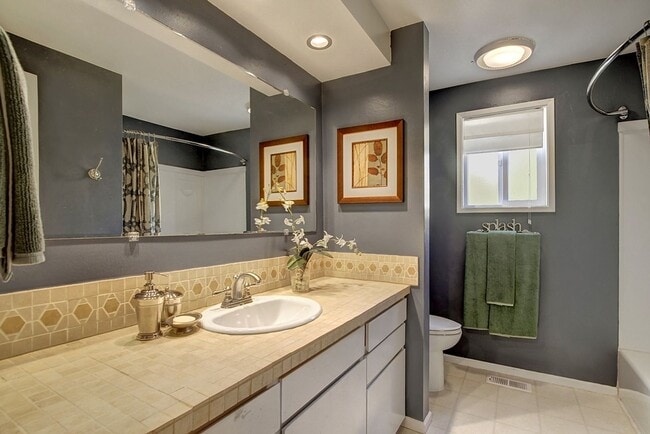 Building Photo - 3bd/1.75ba Seattle Home