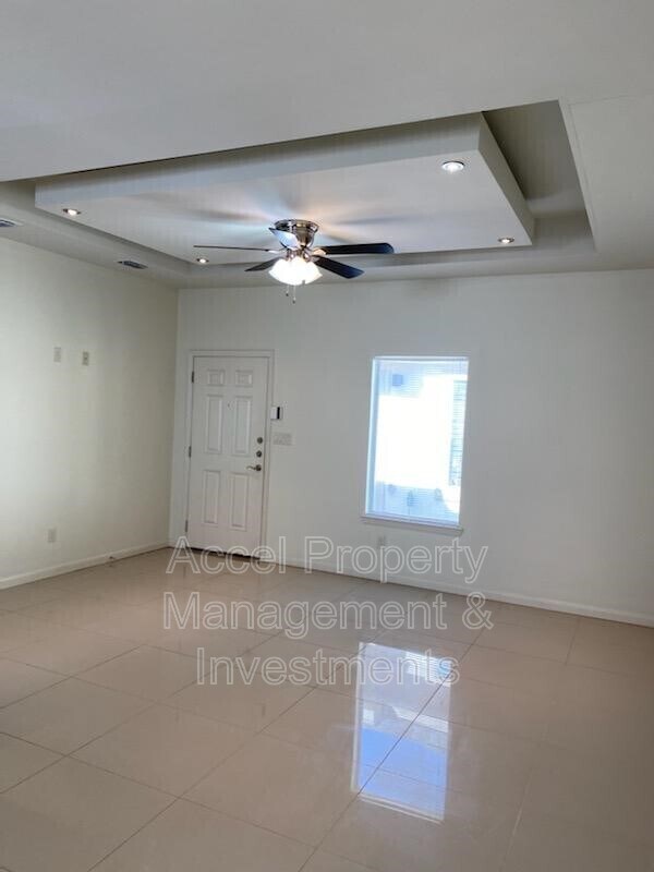 Building Photo - 1715 W Smith Dr