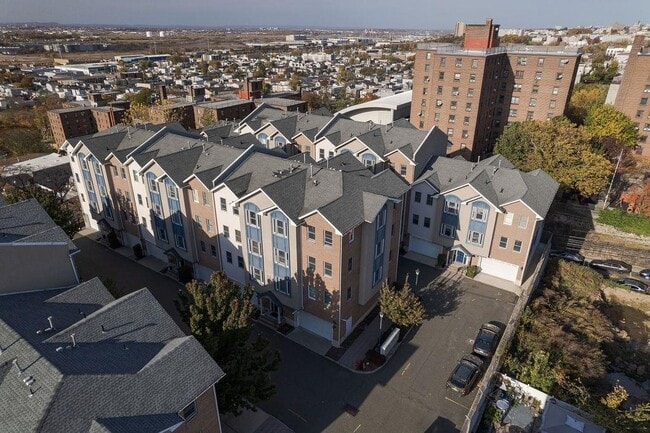 Building Photo - 620 38th St