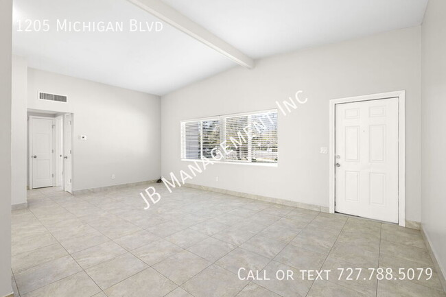 Building Photo - Available Now!! 3/2/2 Spacious home!