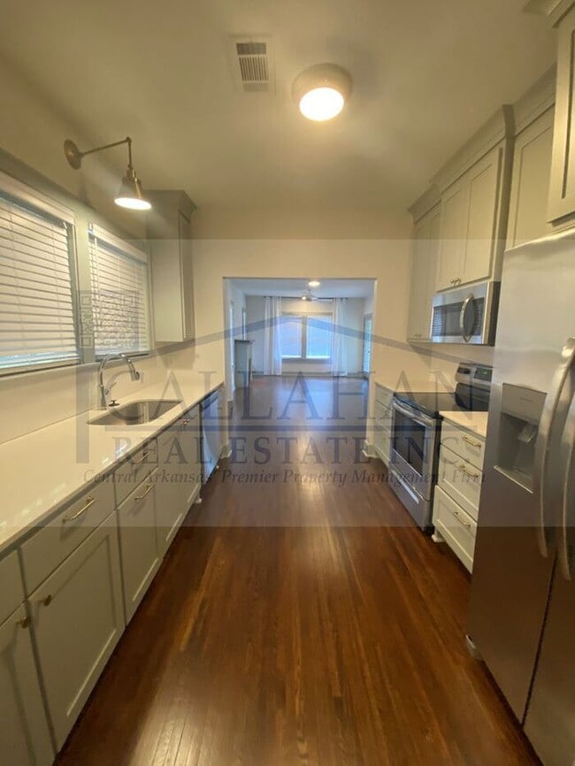 Building Photo - Hillcrest 2 Bedroom Bungalow