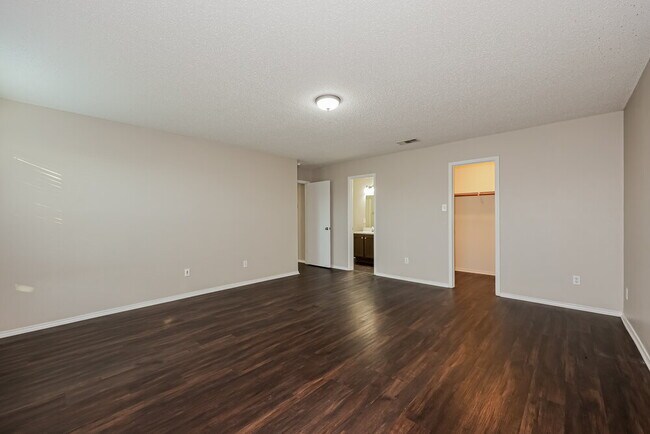 Building Photo - 565 Keble Dr