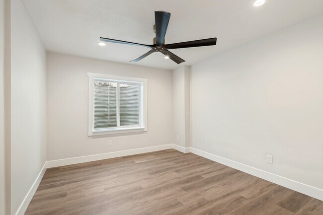 Building Photo - 65 E 970 N