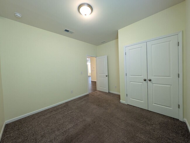 Building Photo - Spacious 4 bedroom, 2 bath Ranch Style Home located in Selwyn Landing !