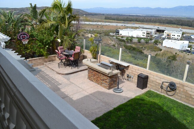 Building Photo - HOME WITH VIEW CORONA