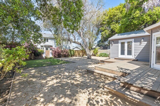 Building Photo - Charming & Spacious Single Family Home