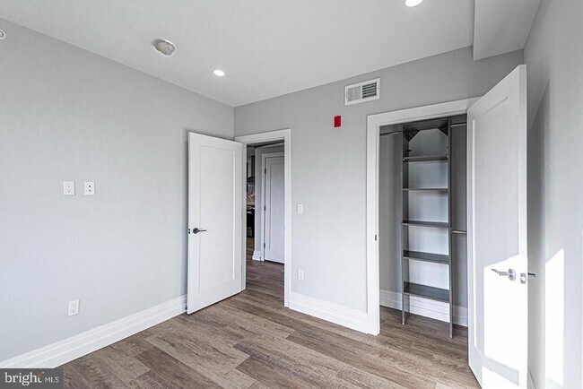 Building Photo - 526 Brown St