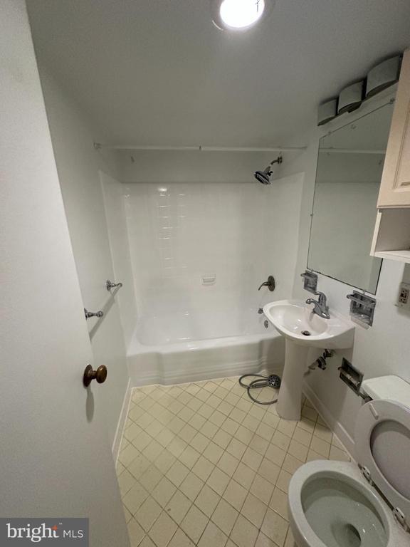 Building Photo - 522 21st St NW