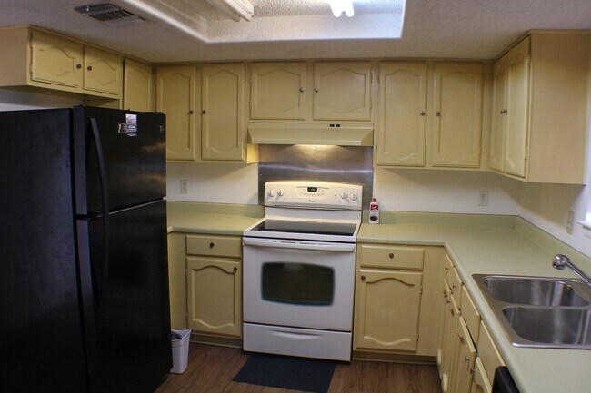 Building Photo - Gorgeous garden style home in San Antonio. Realtor Commission: $300