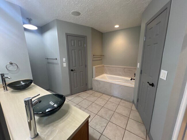 Building Photo - 3709 Benjamin Davis Dr
