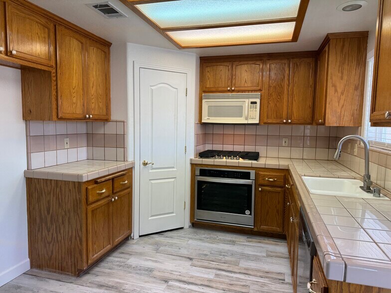 Building Photo - 16425 Chippewa Rd