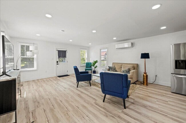 Building Photo - 1324 E 9th St