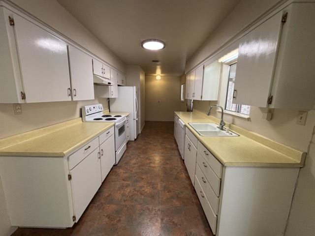 Building Photo - 2847 Moulton Dr