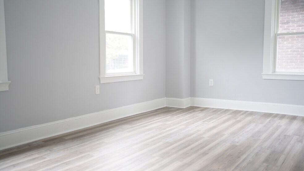 Building Photo - 3370 Parkview Ave