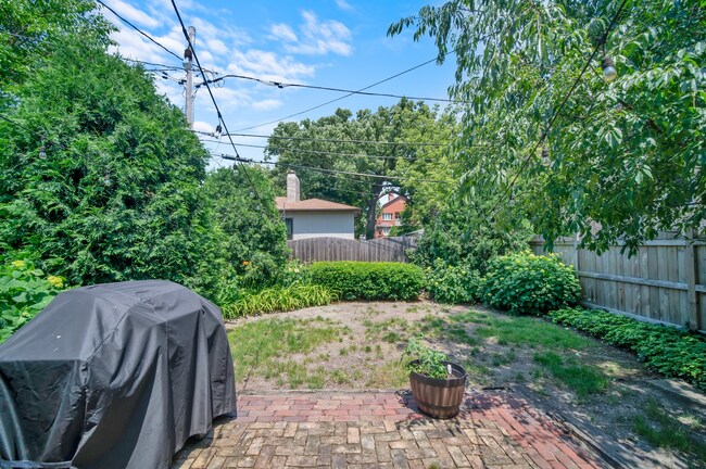 Building Photo - 823 Hamlin St