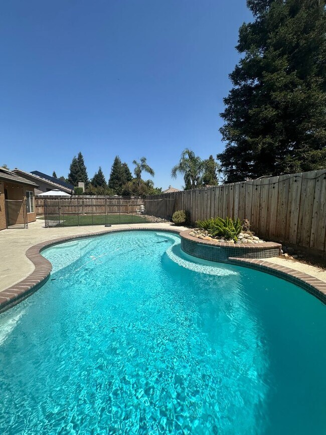 Building Photo - Cozy home in well established neighborhood...