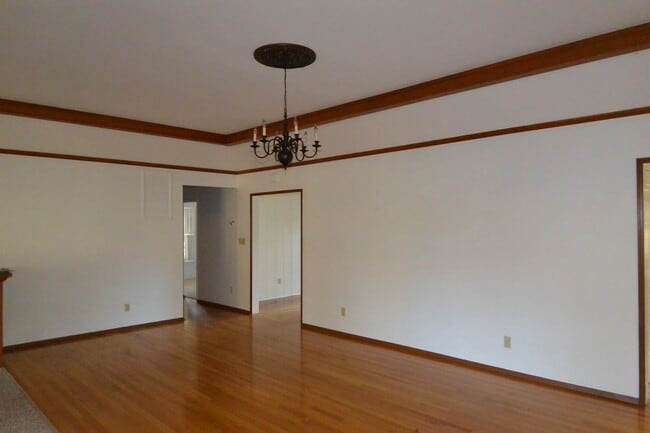 Building Photo - Cute Home in Beverly Glen Area