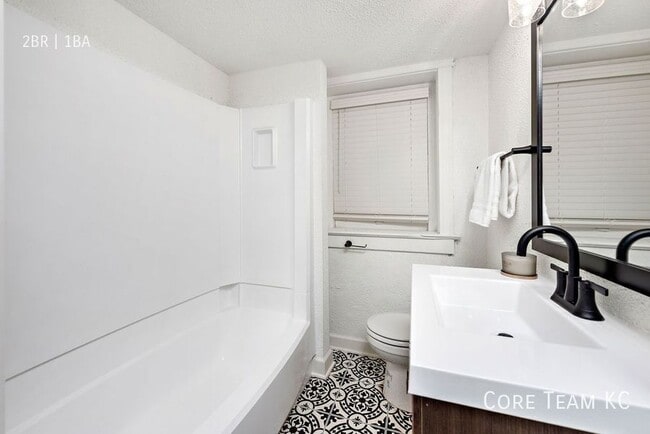 Building Photo - 1413 W 39th St