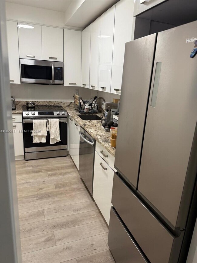 Building Photo - 5005 Collins Ave