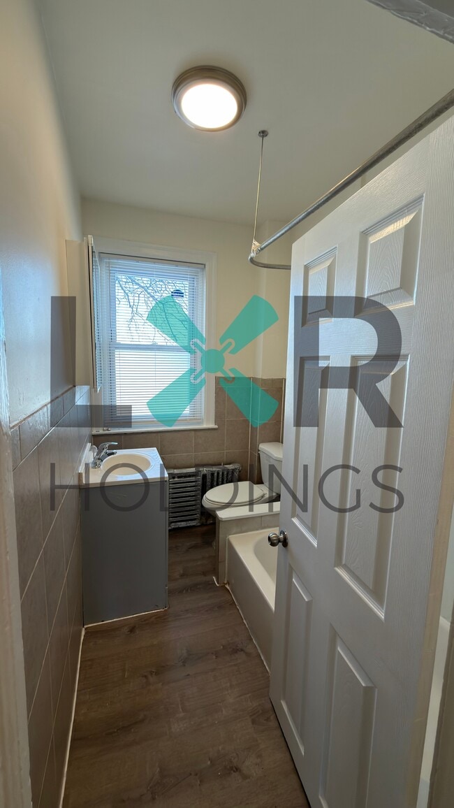 Building Photo - 917 Pembroke Ave