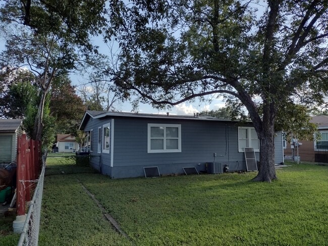 Building Photo - 219 Notre Dame Dr