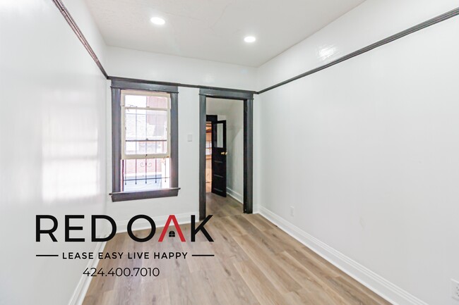 Building Photo - Newly Redone, Top Floor Two Bedroom with L...