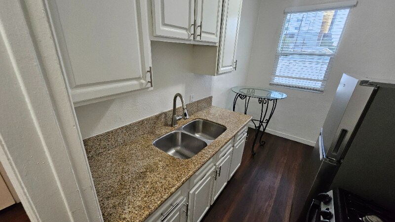 Building Photo - 1216 W Court St