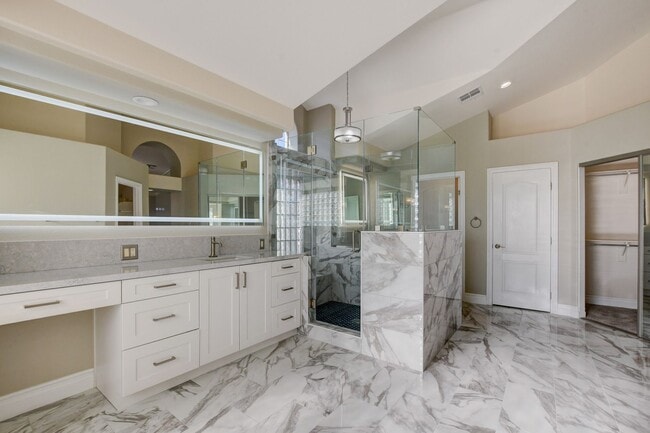 Building Photo - Guard-Gated Golf Course Living on the 14th Green!