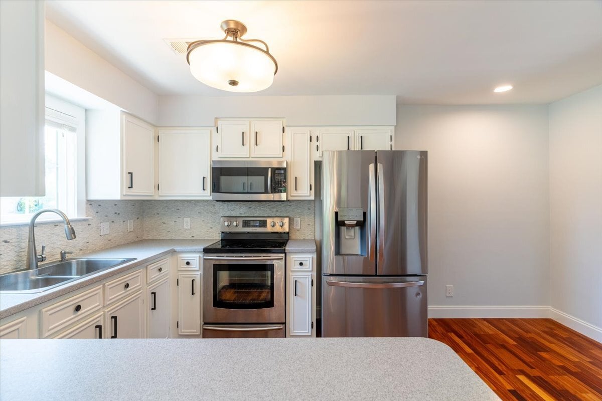 Kitchen - 817 N Lakeside Dr