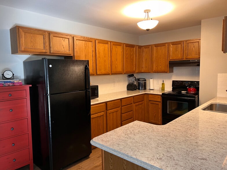 Kitchen - 824 N Clover Ln