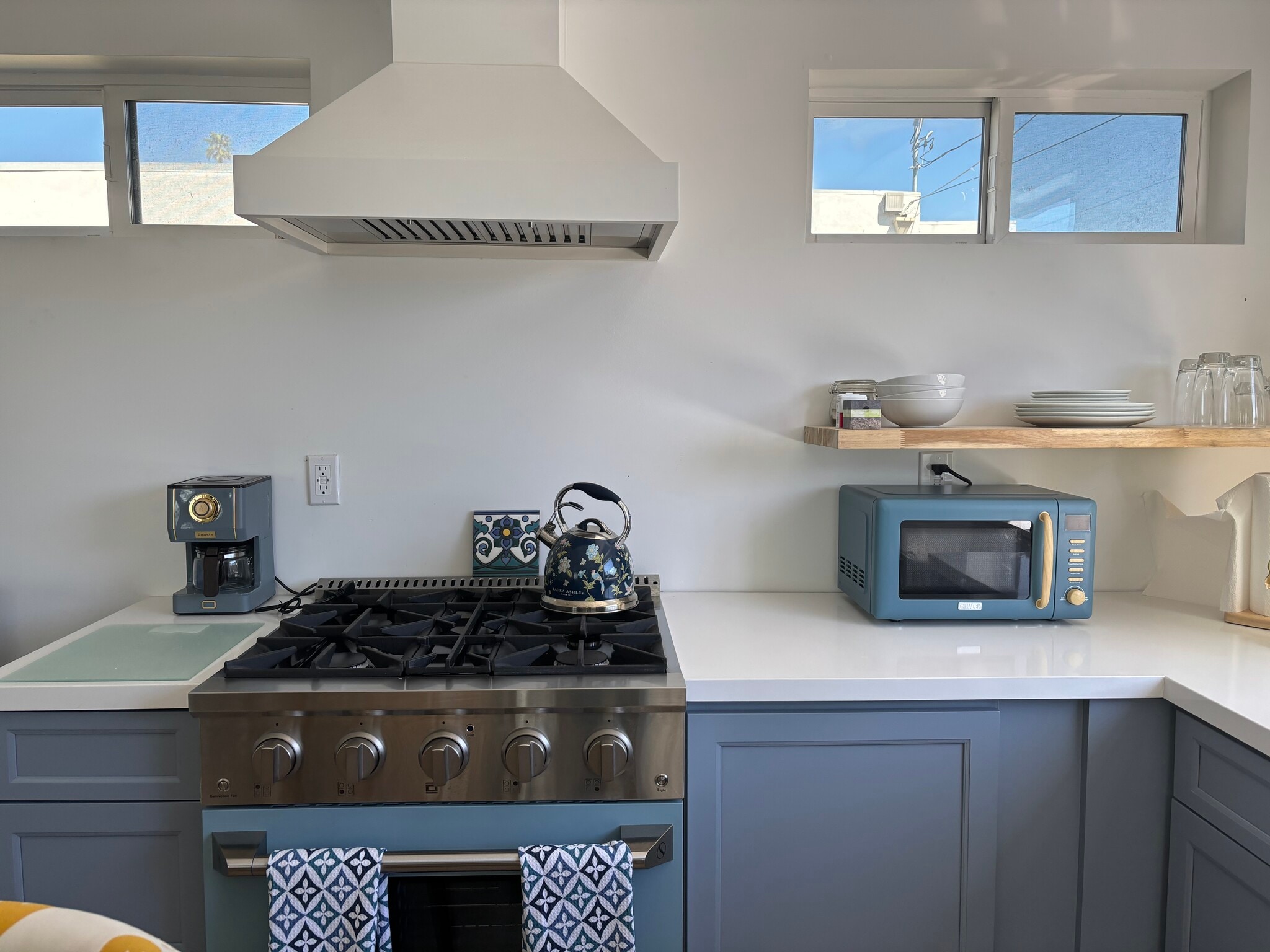 Building Photo - 2060 Channel Dr