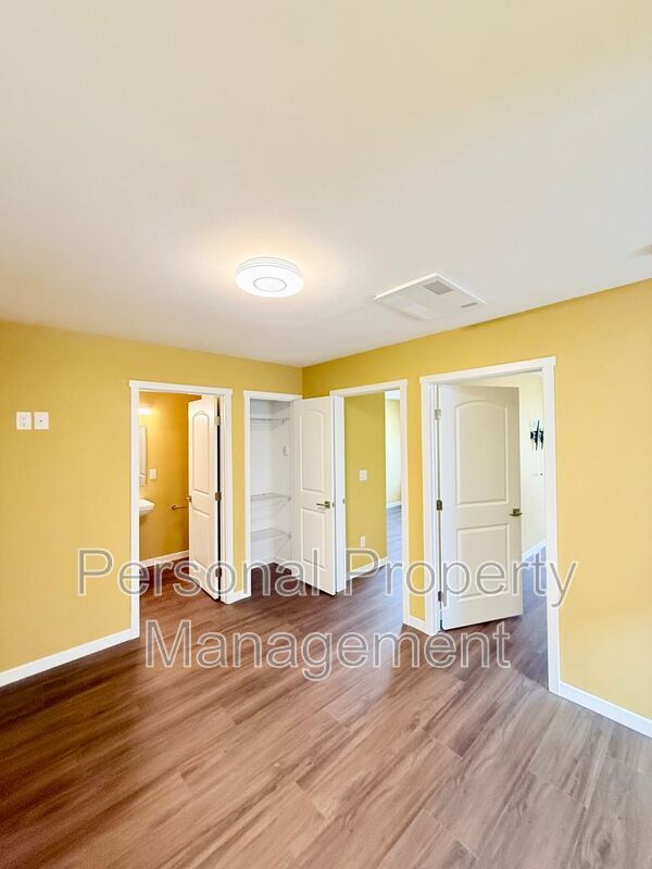 Building Photo - 5711 NE 74th Ct