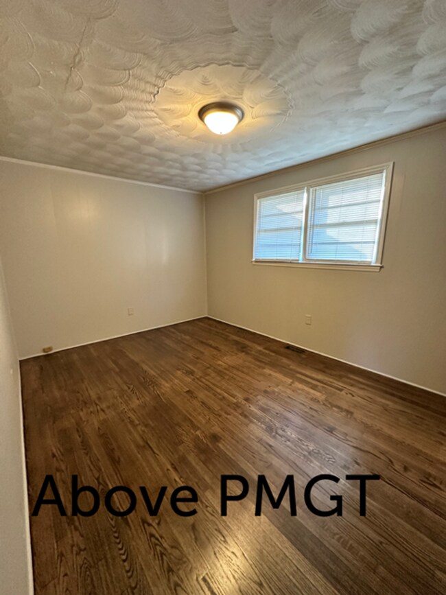 Building Photo - 2 Bedroom Duplex Ask us about our Move-in special!!