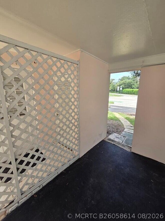 Building Photo - 1152 Bayview Dr