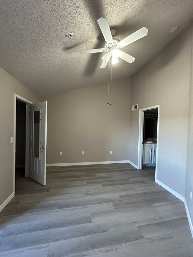 Building Photo - 2Br/2Ba Townhouse with Attached Garage