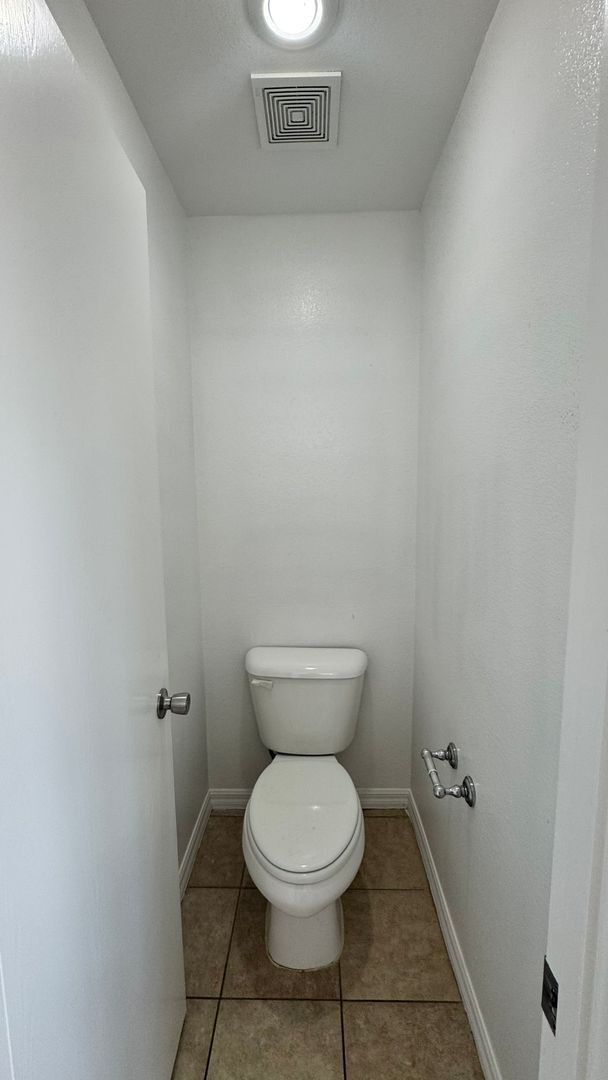 Building Photo - Executive Style 3 bedroom home