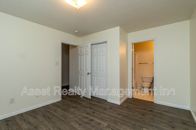 Building Photo - 385 Hawthorne Oaks Way