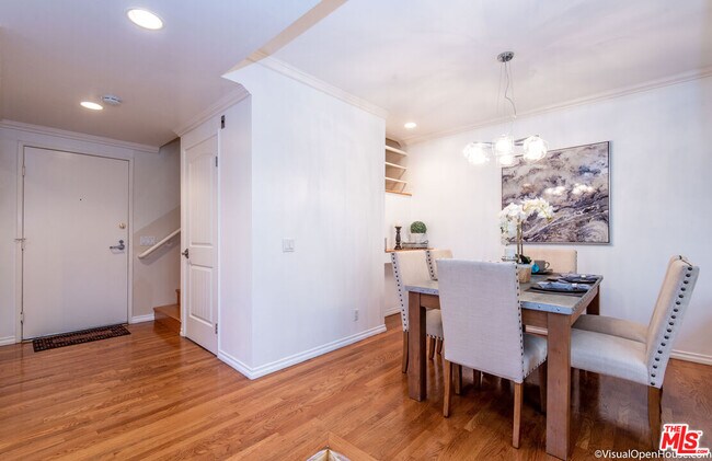 Building Photo - 514 S Barrington Ave