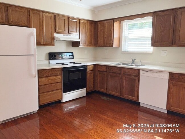 Building Photo - ** ~~ Beautiful 3 bedroom 2 bath house in ...