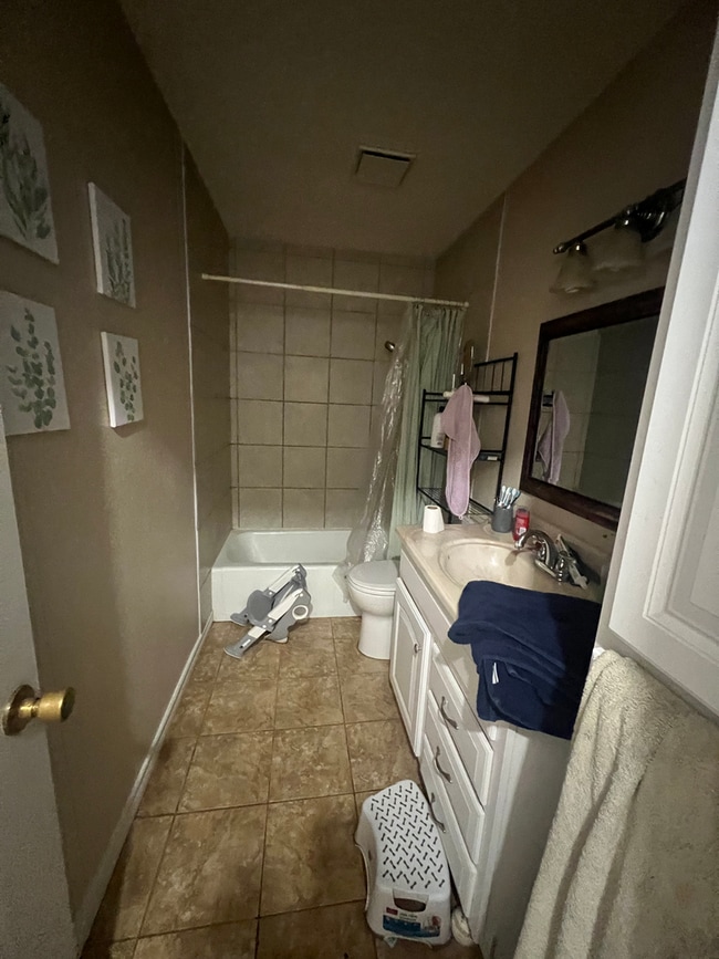 Building Photo - Southside Home Near Park