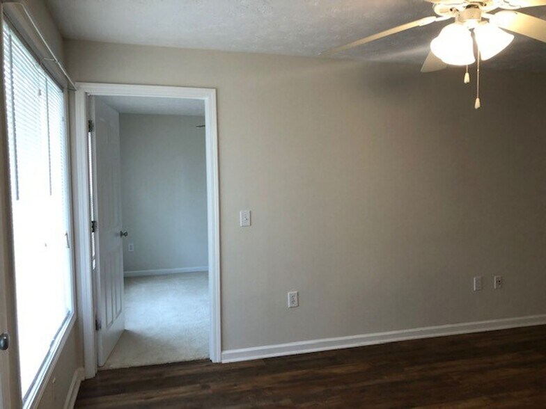 Building Photo - Southern Edge Condo - Close to Campus