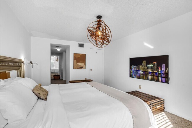 Building Photo - 575 Crandon Blvd