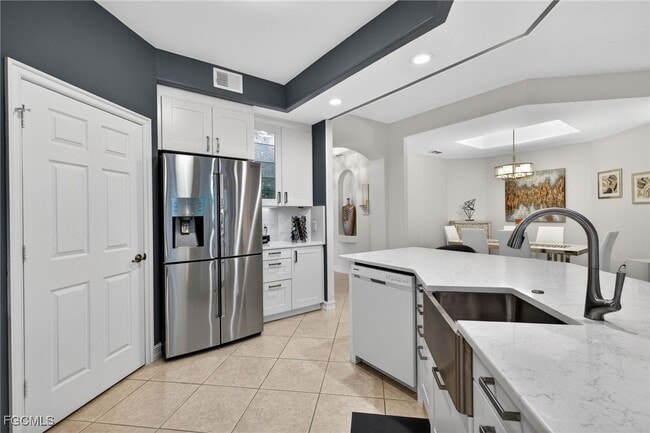 Building Photo - 2001 Tarpon Bay Dr N