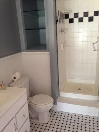 Building Photo - 706 N Bodine St