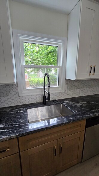 Building Photo - 2423 Bloomsdale Rd