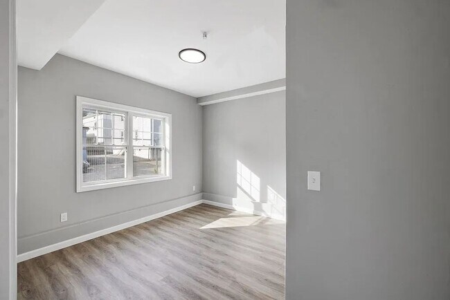 Building Photo - 550 Spring St